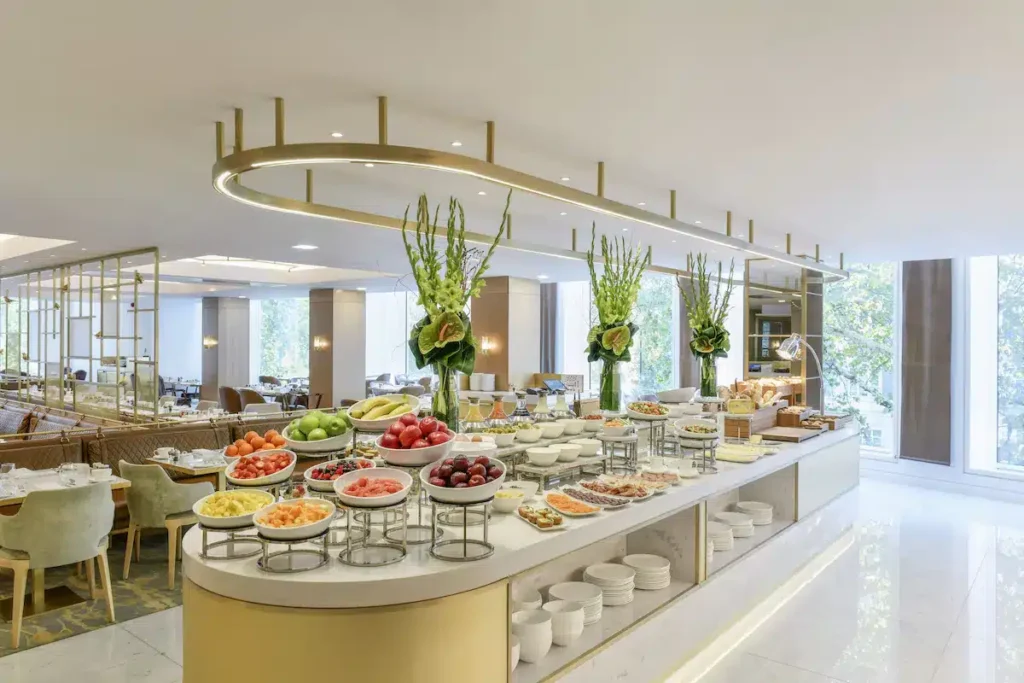 Où dormir à Londres ? Les 7 meilleurs quartiers et hébergements 🇬🇧 45 Buffet du petit-déjeuner du Royal Lancaster