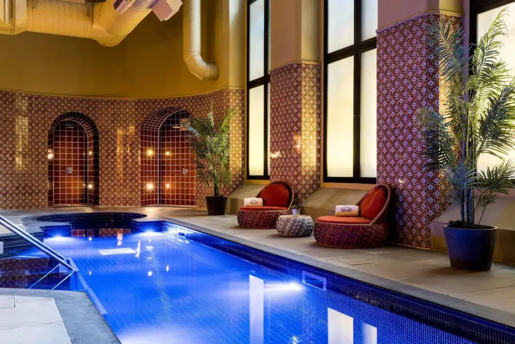 Où dormir à Londres ? Les 7 meilleurs quartiers et hébergements 🇬🇧 56 Piscine intérieure de l’hôtel de Londres à St Pancras, près de Camden Town