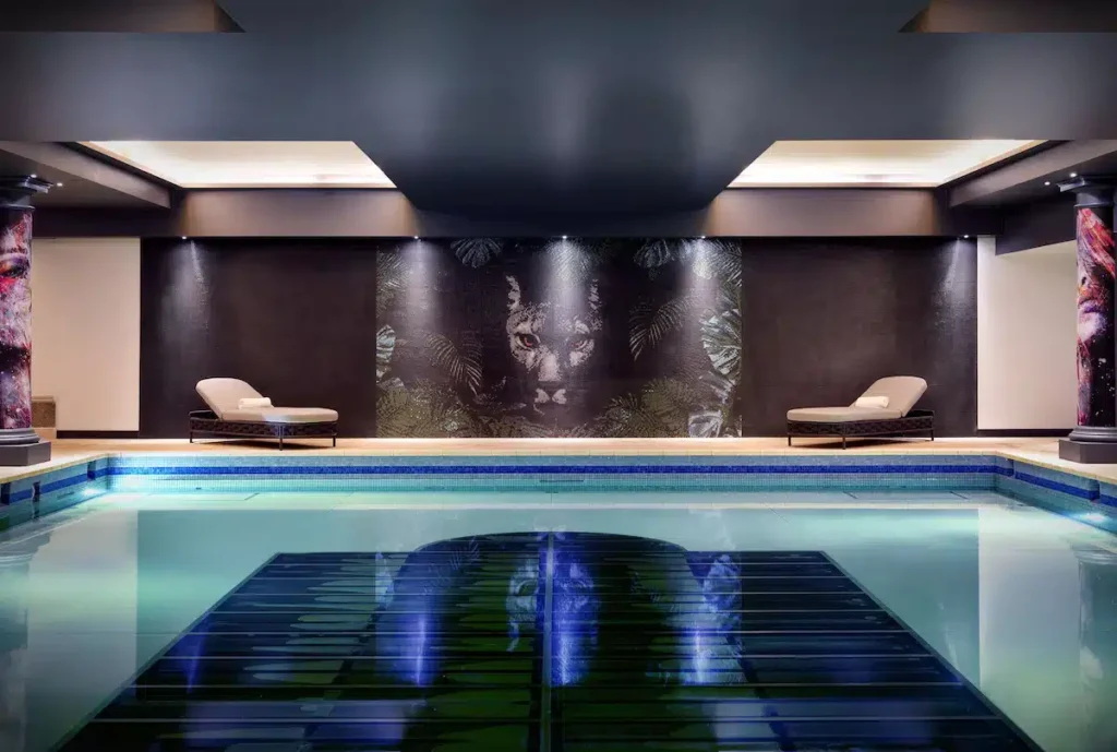 Où dormir à Londres ? Les 7 meilleurs quartiers et hébergements 🇬🇧 59 Piscine intérieure du NYX Hotel London Holborn