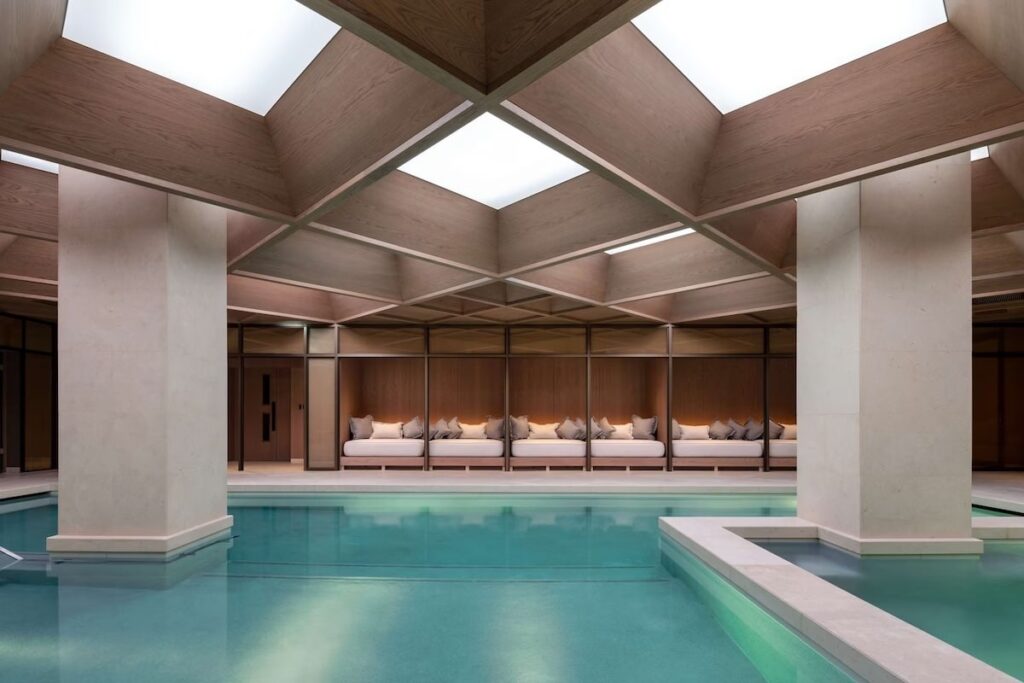 Où dormir à Londres ? Les 7 meilleurs quartiers et hébergements 🇬🇧 51 The Londoner, un hôtel avec piscine intérieure dans le centre de Londres