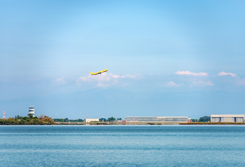 Avion décollant de l’aéroport Marco Polo au bord de la lagune de Venise