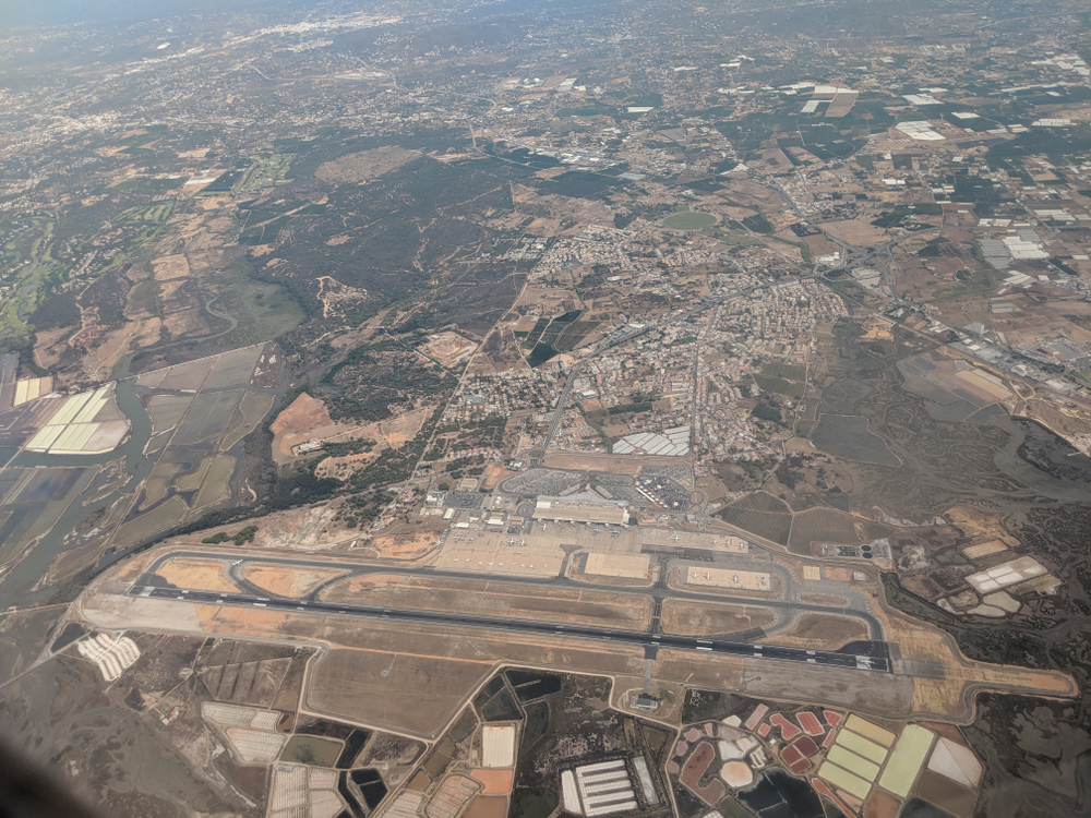 L’aéroport de Faro en Algarve vu d’un avion