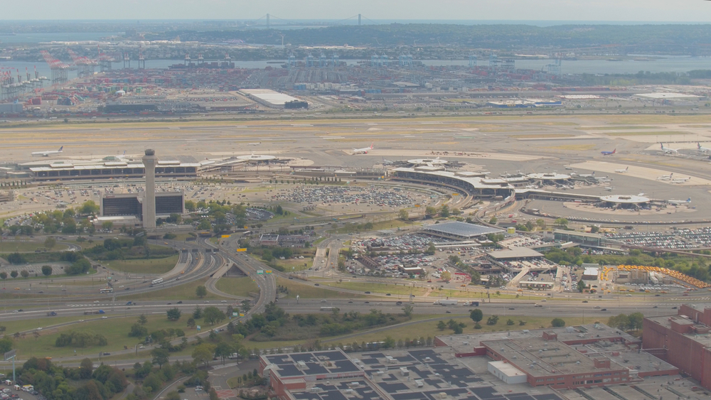 Panneau routier indiquant Newark Liberty International Airport devant la tour de contrôle de l’aéroport