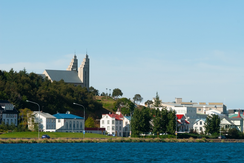 Où dormir en Islande ? Les 7 meilleurs endroits et de bons hôtels 15 Akureyri vue depuis l’autre rive du fjord Eyjafjörður, avec ses maisons colorées au bord de l’eau et l’église qui domine la ville