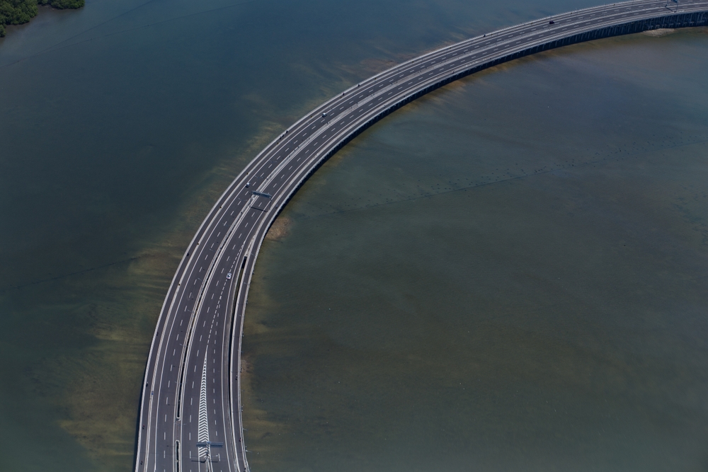 L’autoroute à péage Bali Mandara au-dessus de la mer vue du ciel