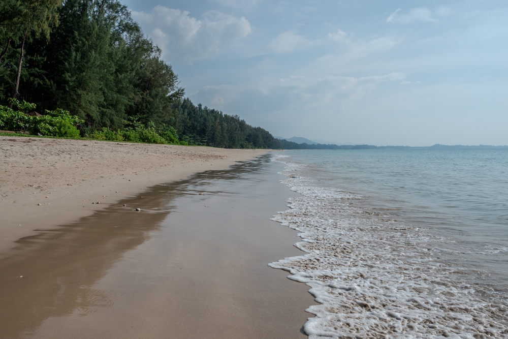 Où dormir à Khao Lak ? Les 5 meilleures zones et de bons hôtels 12 Bang Sak Beach au nord de Khao Lak avec son sable doré et son eau claire