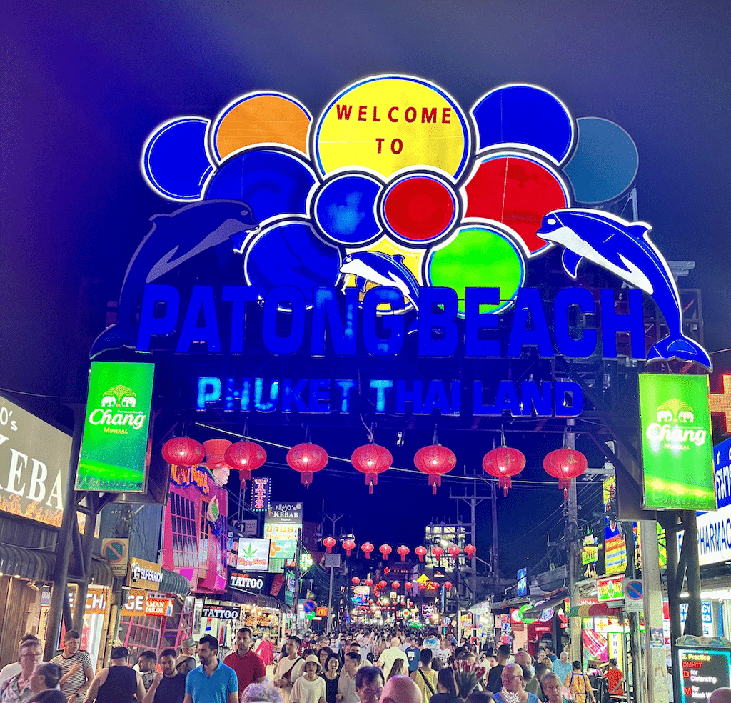 Bangla Road à Patong le soir