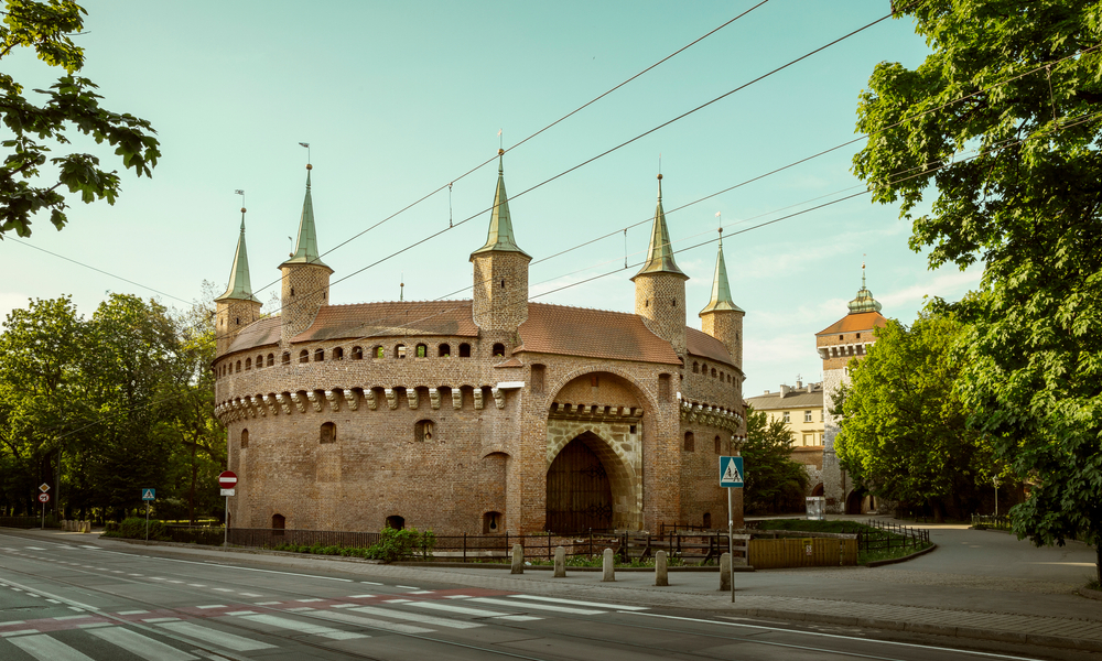 De l’aéroport de Cracovie au centre - guide des transports 9 La barbacane et la porte Saint-Florian à Cracovie