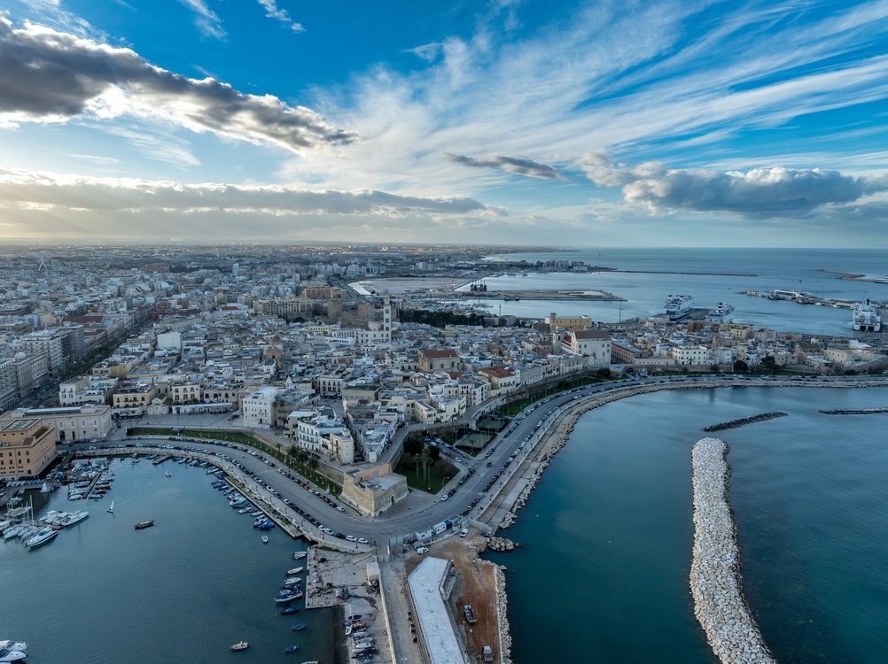 Bari Vecchia avec la basilique San Nicola dans les Pouilles