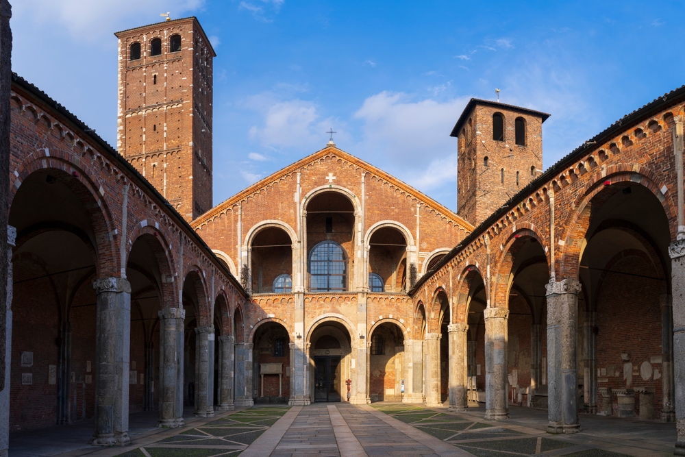 Cour à colonnades de la basilique Sant Ambrogio à Milan