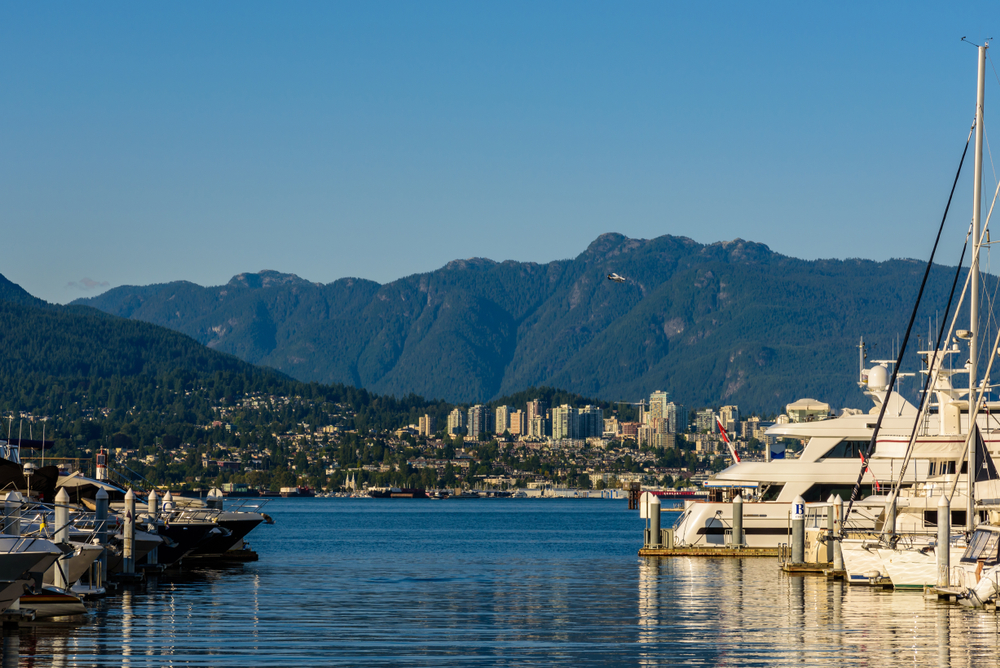 Où dormir à Vancouver ? Les 6 meilleurs quartiers et de bons hôtels 10 Bateaux dans la marina de Coal Harbour à Vancouver par une journée d’été ensoleillée