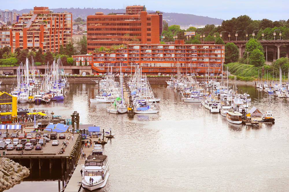 Où dormir à Vancouver ? Les 6 meilleurs quartiers et de bons hôtels 13 Bateaux près du Granville Island Public Market à Vancouver en soirée
