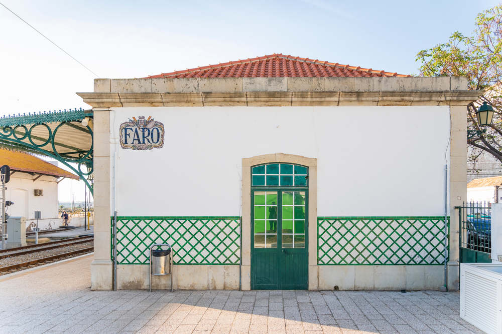 De l’aéroport de Faro à Albufeira, Lagos et au reste de l’Algarve - guide des transports 12 Le bâtiment blanc de la gare de Faro en Algarve