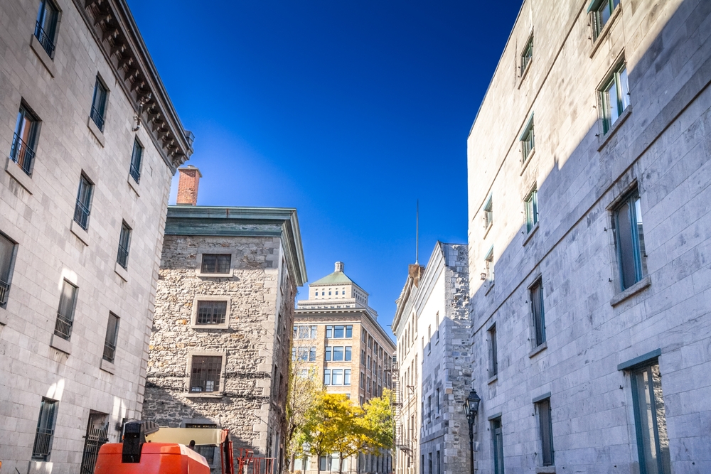 Bâtiments en pierre et rue pavée dans le Vieux-Montréal