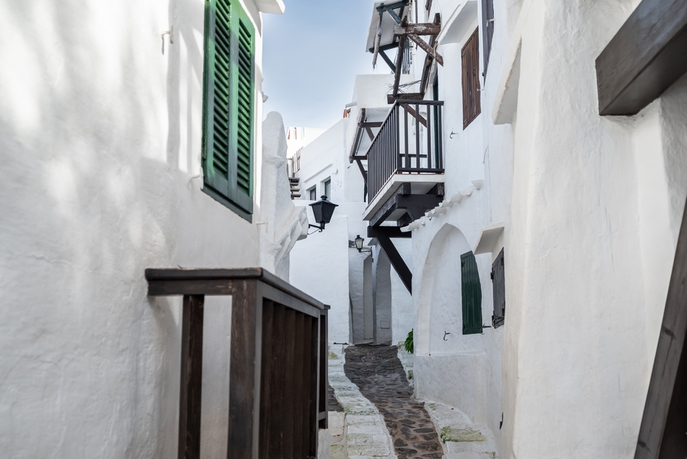 Où dormir à Minorque ? Les 6 meilleurs endroits et hôtels 14 Le village blanc de Binibeca Vell à Minorque