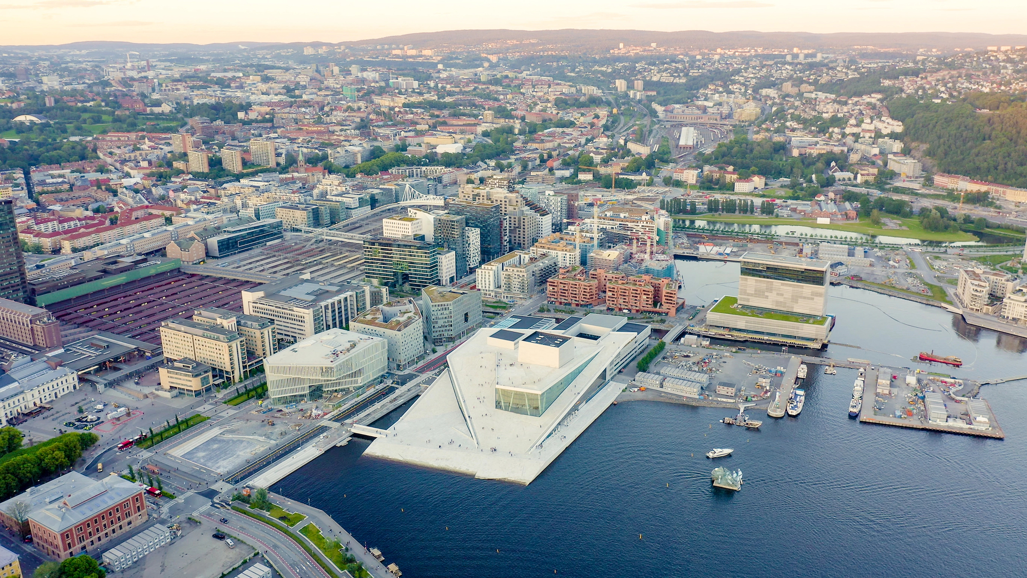 De l’aéroport d’Oslo au centre-ville - guide des transports 16 Bjørvika au bord du port d’Oslo