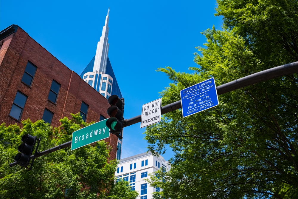 Où dormir à Nashville ? Les 5 meilleurs quartiers et de bons hôtels 7 Broadway à Downtown Nashville avec des bâtiments anciens et modernes