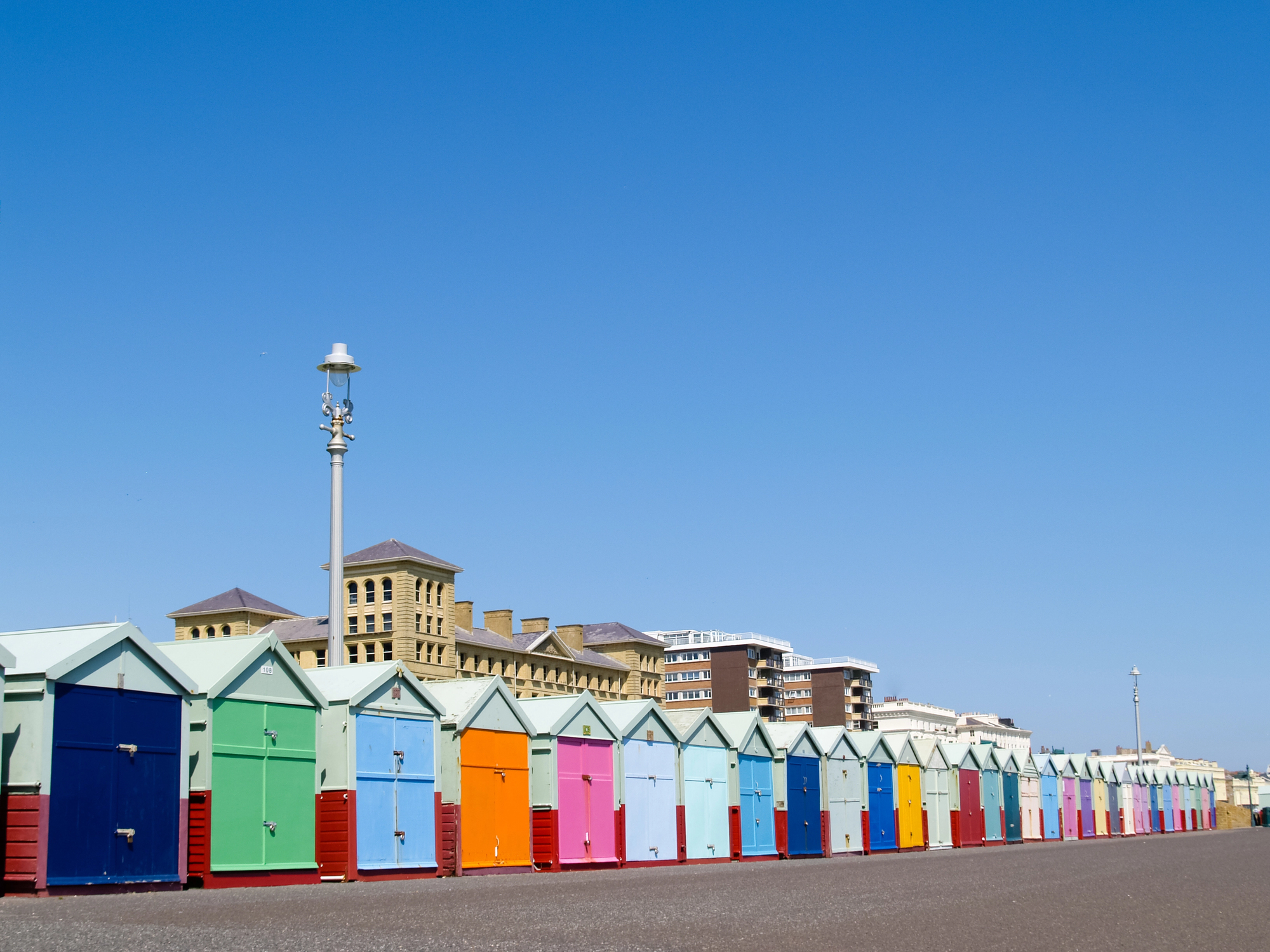 Où dormir à Brighton ? Les 5 meilleurs quartiers et de bons hôtels 12 Cabines de plage colorées sur le front de mer à Hove