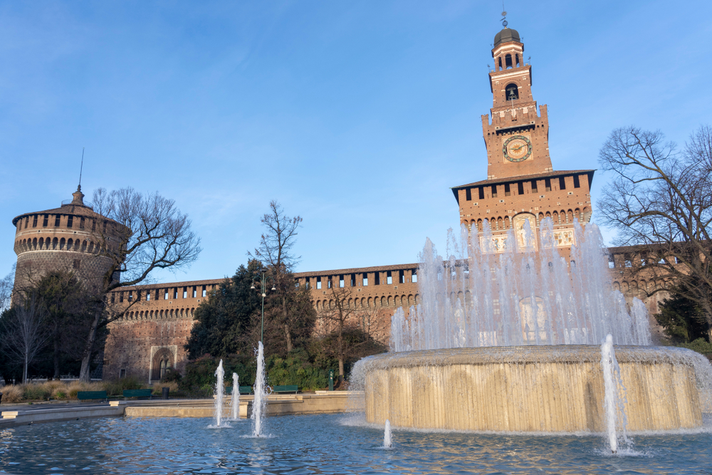 Tour du Filarete et fontaine devant le Castello Sforzesco à Milan