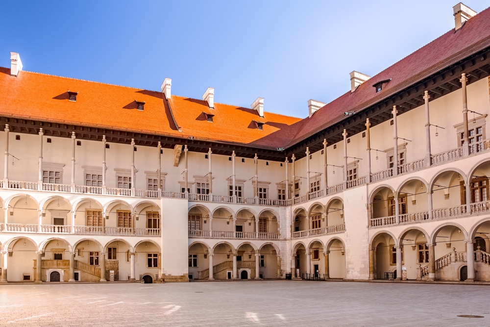 De l’aéroport de Cracovie au centre - guide des transports 12 La cour à arcades du château du Wawel à Cracovie