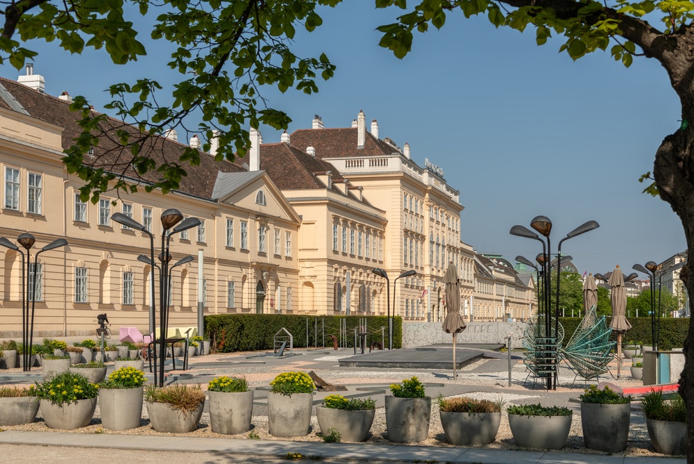 Que faire à Vienne ? 20 lieux à voir et activités 29 Cour avec des sièges au MuseumsQuartier de Vienne