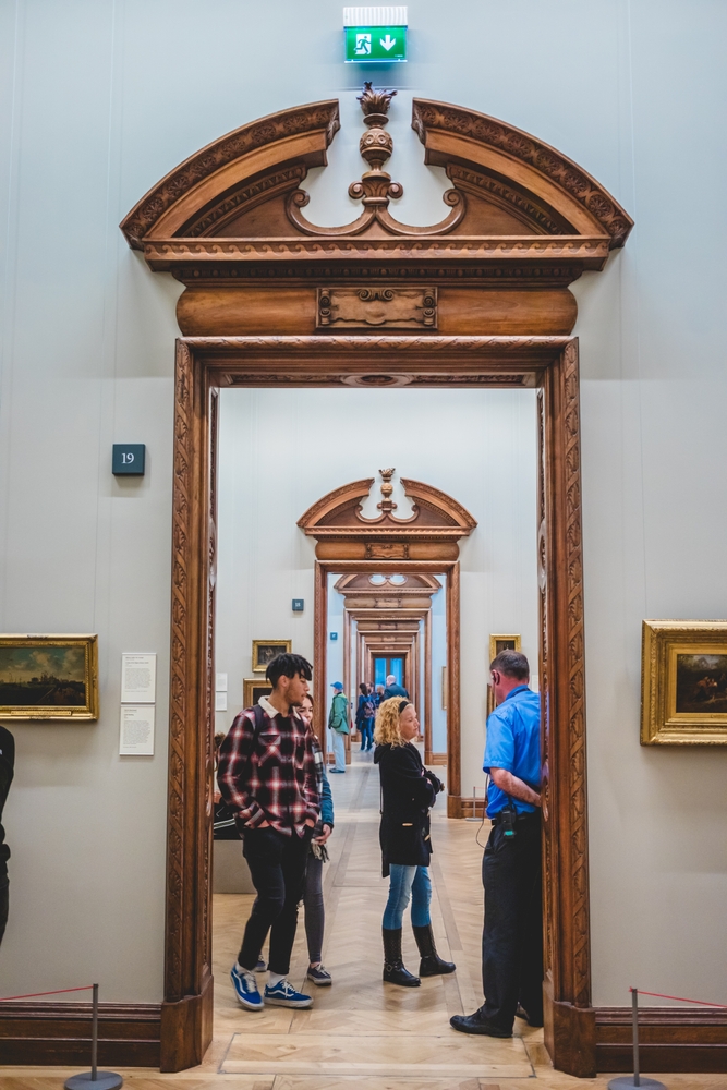 Des visiteurs devant des œuvres à la National Gallery of Ireland à Dublin