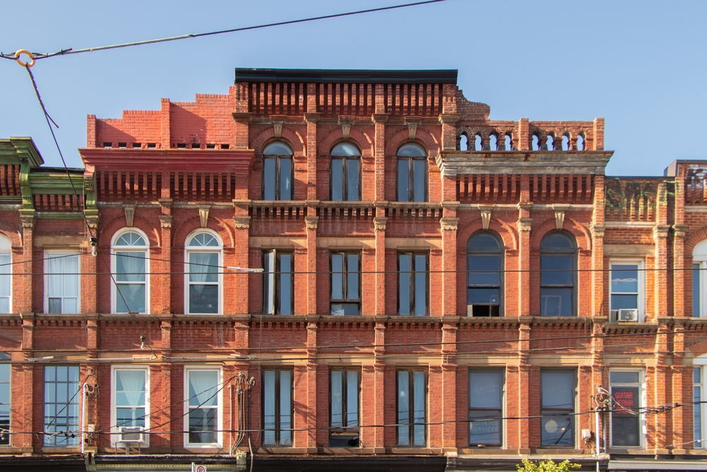 Où dormir à Toronto ? Les 6 meilleurs quartiers et de bons hôtels 13 Façade ancienne sur Queen Street West à Toronto