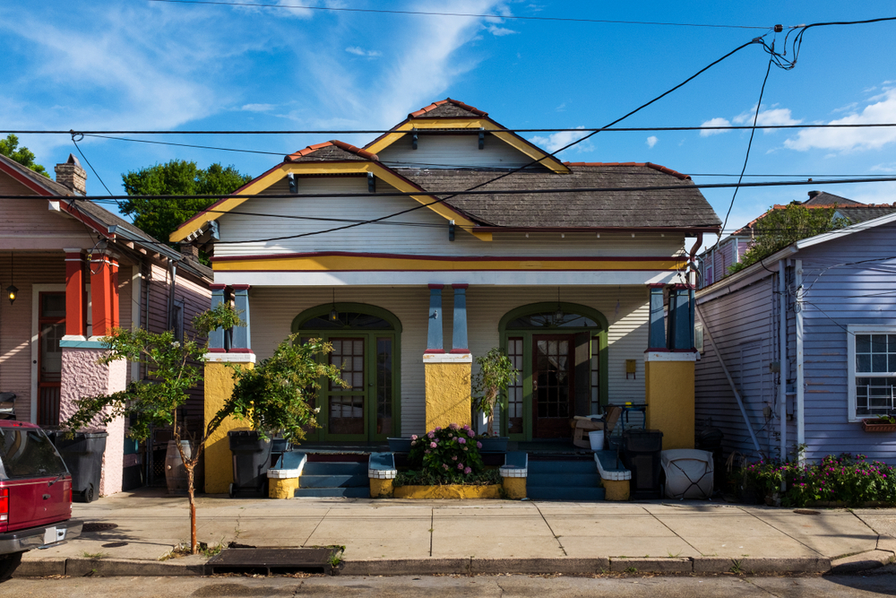 Où dormir à La Nouvelle-Orléans ? Les 5 meilleurs quartiers et de bons hôtels 11 Façade d’une maison traditionnelle colorée à Marigny à La Nouvelle-Orléans