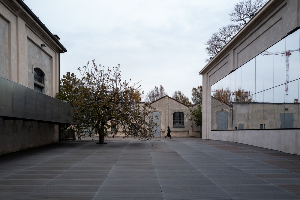 Fondazione Prada à Milan avec le reflet de la tour dans l’eau