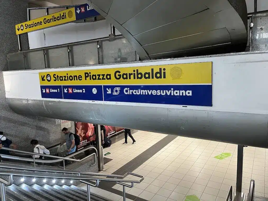 De l’aéroport de Naples au centre - guide des transports 6 La gare Garibaldi à Naples