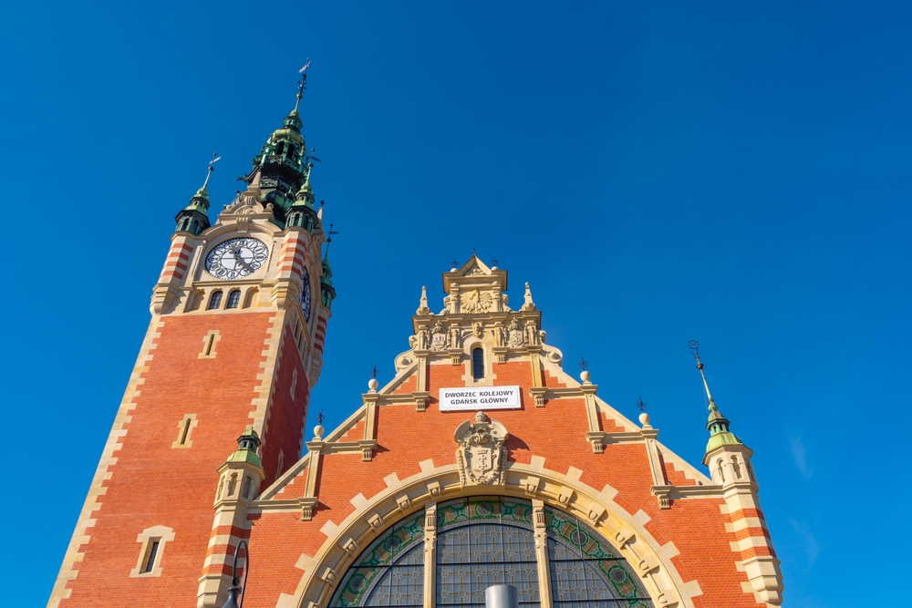De l’aéroport de Gdansk au centre - guide des transports 7 La gare centrale Gdańsk Główny et son clocher à Gdansk