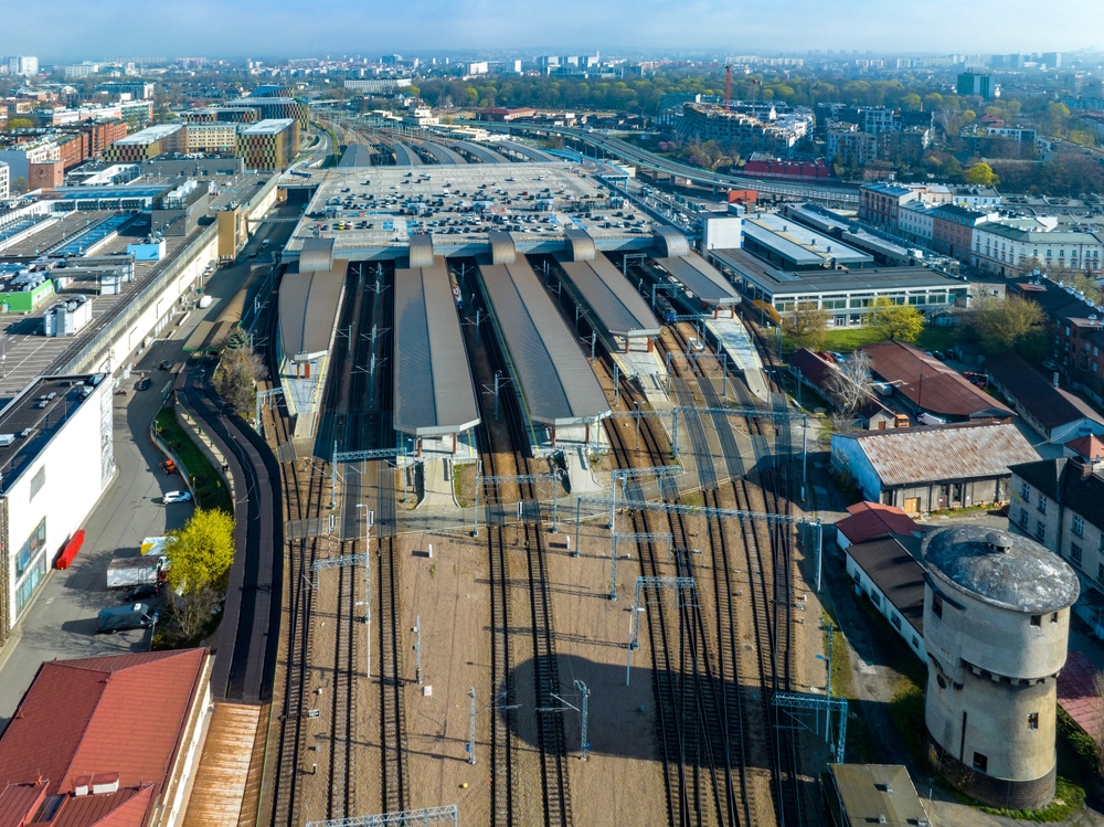 De l’aéroport de Cracovie au centre - guide des transports 13 La gare centrale Kraków Główny à Cracovie avec ses quais couverts