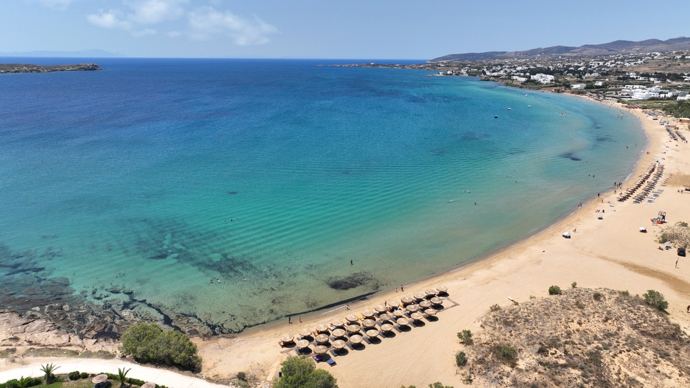 Où dormir à Paros ? Les 5 meilleures zones et de bons hôtels 12 Vue aérienne de la plage de sable de Chrissi Akti, aussi appelée Golden Beach, à Paros
