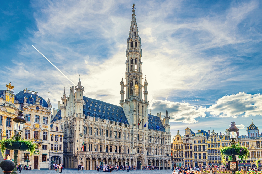 Où dormir à Bruxelles ? Les 6 meilleurs quartiers et de bons hôtels 9 La Grand-Place de Bruxelles avec l’hôtel de ville et les maisons des corporations