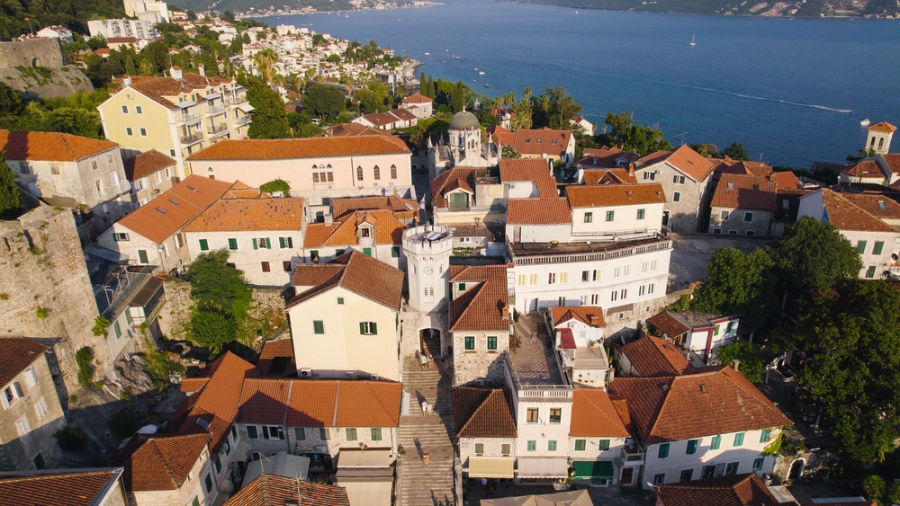 La tour de l’horloge et les toits d’Old Town à Herceg Novi