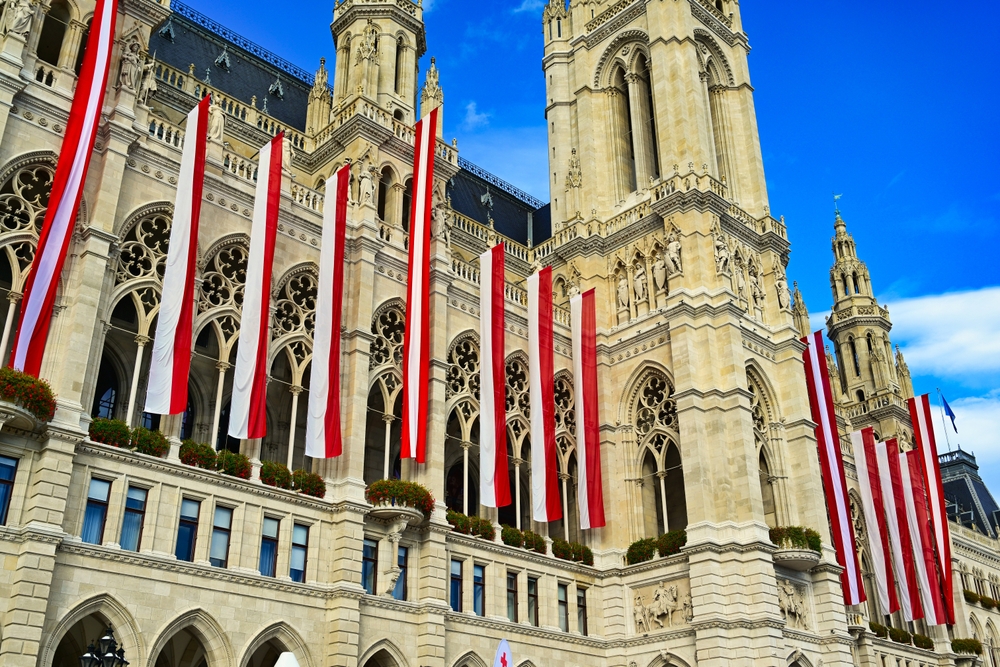 Que faire à Vienne ? 20 lieux à voir et activités 36 Hôtel de ville de Vienne avec des drapeaux autrichiens