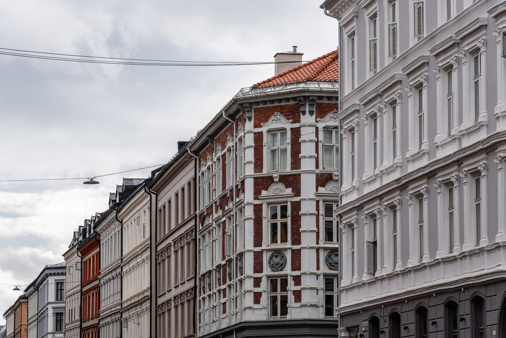 Immeubles typiques dans une rue de Grünerløkka à Oslo
