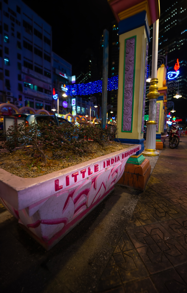 Où dormir à Kuala Lumpur ? Les 6 meilleurs quartiers et de bons hôtels 12 Jalan Tun Sambanthan dans le Little India de Brickfields à Kuala Lumpur le soir