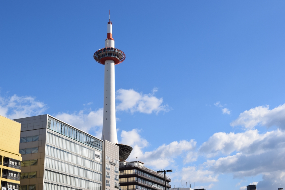 Kyoto Tower vue depuis la gare de Kyoto