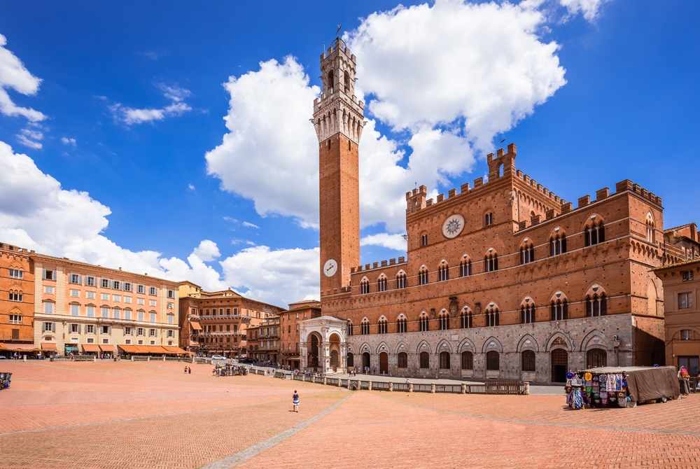 La Piazza del Campo avec l’hôtel de ville et la Torre del Mangia à Sienne
