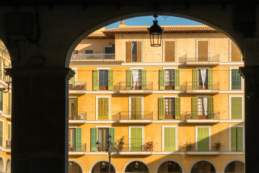 La Plaza Mayor dans la vieille ville de Palma de Majorque vue à travers une arche en pierre