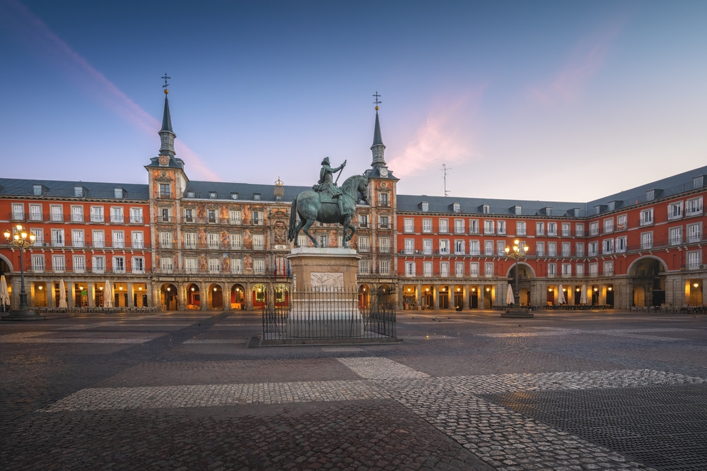 Visiter Madrid : que faire ? 18 lieux à voir et activités 22 La Plaza Mayor de Madrid au lever du soleil avec la statue équestre de Philippe III