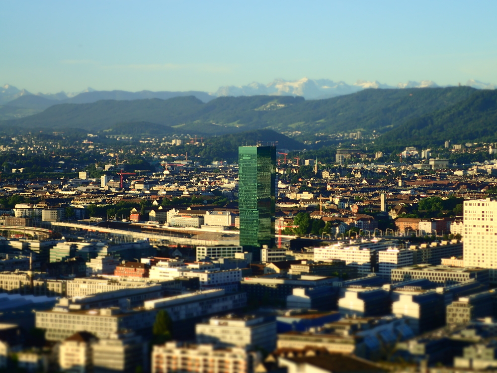 La Prime Tower à Zurich West au lever du soleil avec les Alpes en arrière-plan