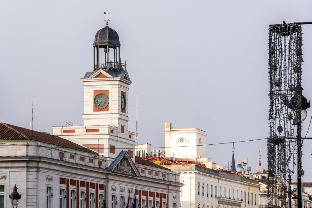 Visiter Madrid : que faire ? 18 lieux à voir et activités 23 La Puerta del Sol à Madrid avec la tour de l’horloge de la Casa de Correos