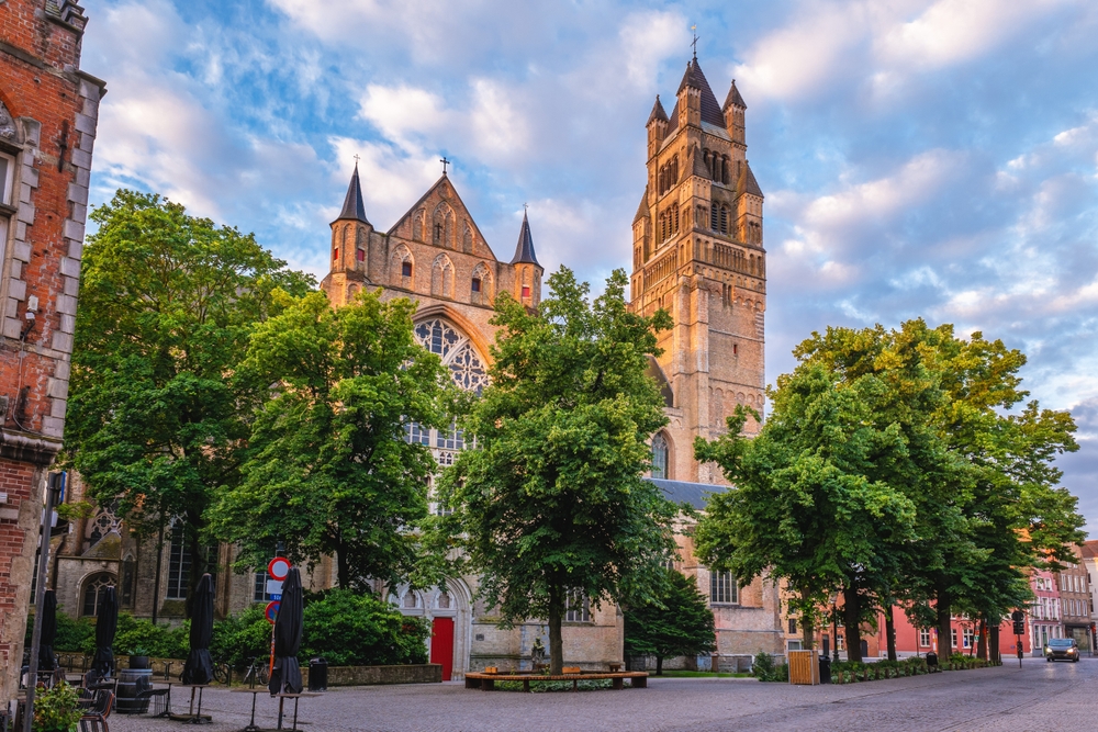 Où dormir à Bruges ? Les 5 meilleurs quartiers et de bons hôtels 12 La Sint-Salvatorskathedraal entre 't Zand et Markt à Bruges