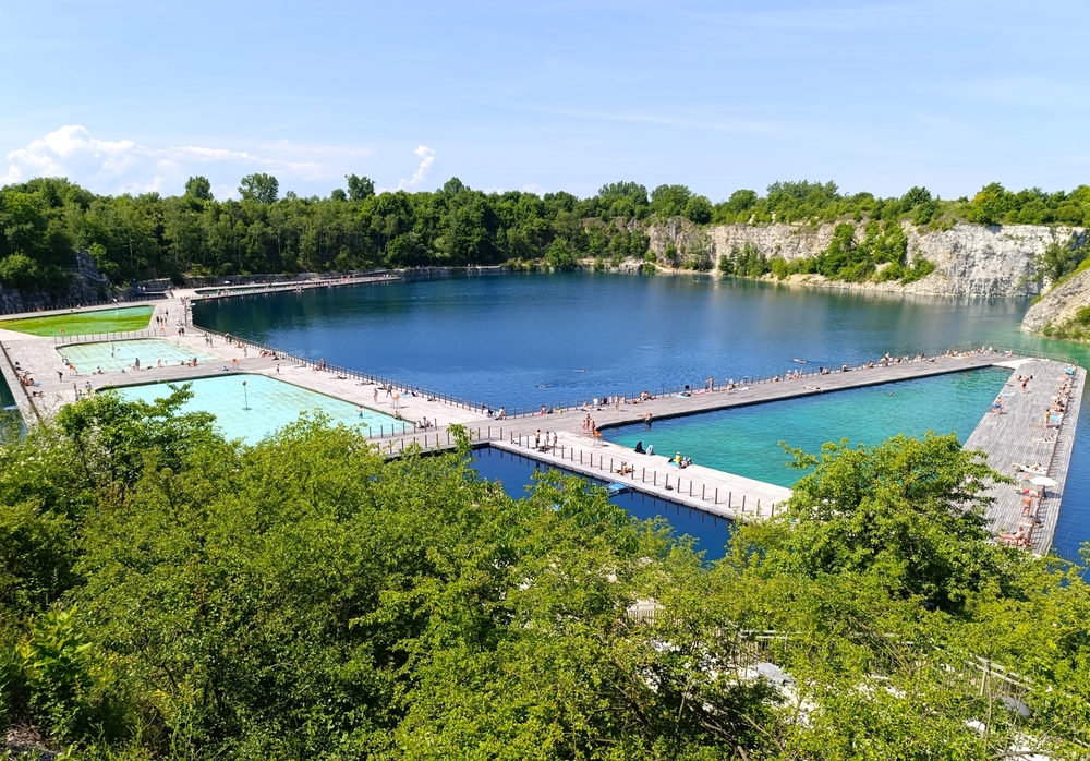 Que faire à Cracovie ? 18 lieux à voir et activités 36 La carrière turquoise de Zakrzówek à Cracovie avec ses pontons de baignade