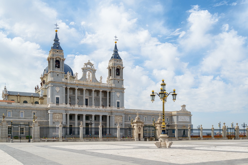 Visiter Madrid : que faire ? 18 lieux à voir et activités 27 La cathédrale de l’Almudena à Madrid