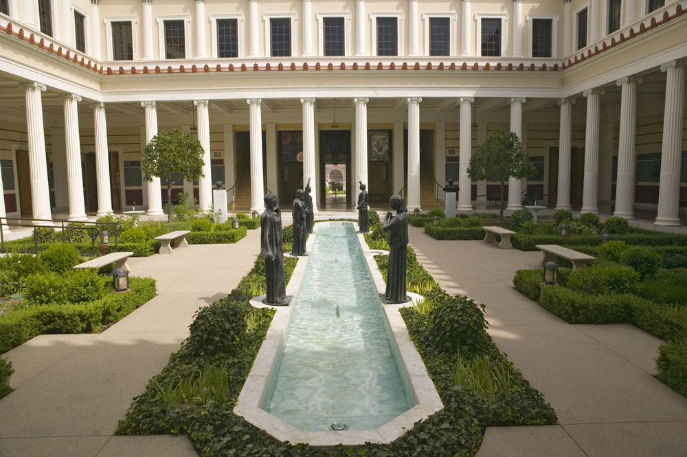 Que faire à Los Angeles ? 19 lieux à voir et activités 28 La colonnade et le long bassin de la Getty Villa à Pacific Palisades