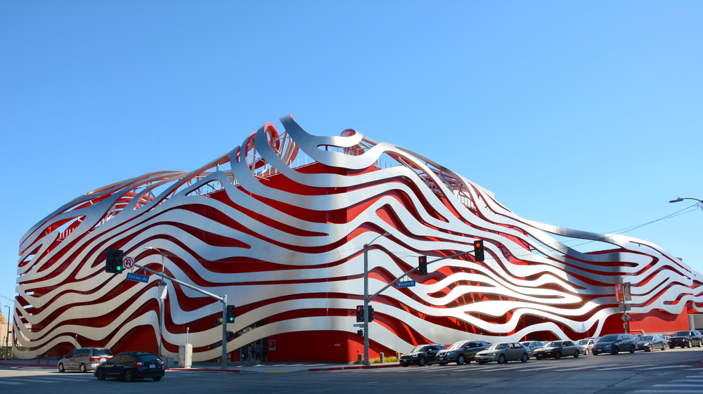 Que faire à Los Angeles ? 19 lieux à voir et activités 25 La façade du Petersen Automotive Museum sur Wilshire Boulevard