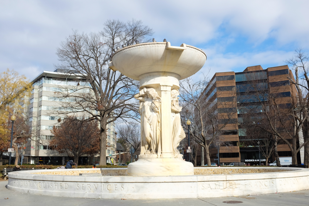 Où dormir à Washington D.C. ? Les 6 meilleurs quartiers et de bons hôtels 12 La fontaine en marbre de Dupont Circle à Washington D.C.